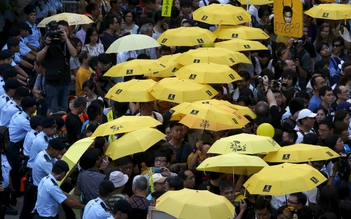 Hàng trăm người xuống đường ở Hồng Kông