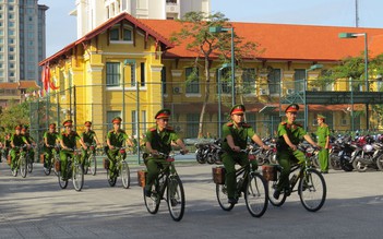 Cảnh sát khu vực đạp xe đi thăm dân