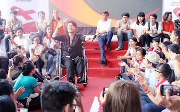 Akira Phan ngồi xe lăn đi hát từ thiện