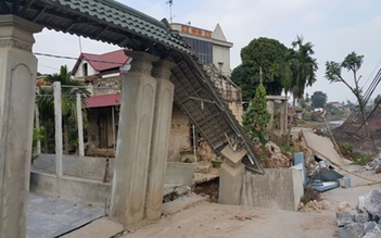 Cải tạo kênh mương làm sập nhà dân