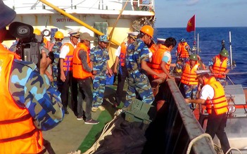 Đưa 9 ngư dân bị nạn trên biển vào đảo Song Tử Tây an toàn