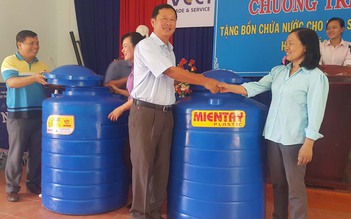 Tặng bồn chứa nước cho người dân Ninh Thuận