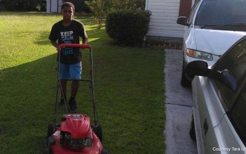 Cậu bé 10 tuổi đi cắt cỏ kiếm tiền mua đồ dùng học tập