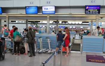 Mạng chập chờn, sân bay Tân Sơn Nhất làm thủ tục thủ công cho hành khách