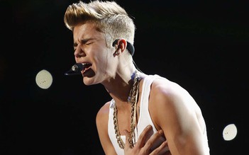 Justin Bieber quẳng mic, rời sân khấu khi đang biểu diễn