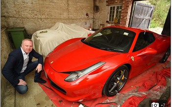 Chính quyền bồi thường chủ siêu xe Ferrari va ổ gà 10.000 bảng