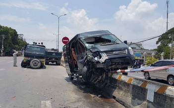 Xe khách Hoa Mai nát đầu sau cú va chạm với xe tải, 4 người bị thương