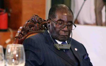 Tổng thống Zimbabwe 93 tuổi thường nhắm mắt vì 'nhạy cảm với ánh đèn'