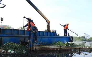 Hàng ngàn công nhân vệ sinh môi trường nguy cơ bị 'treo' lương