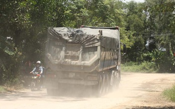 Xe ben 'cày' nát tỉnh lộ