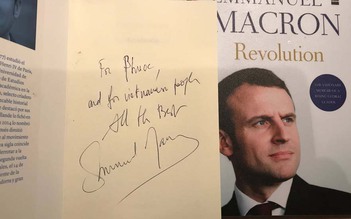 Tổng thống Pháp trao bản quyền in cuốn sách của ông tại Việt Nam