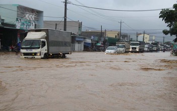 Quốc lộ 20 biến thành 'sông', ô tô nối đuôi nằm chờ