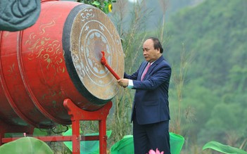 Thủ tướng Nguyễn Xuân Phúc đánh trống khai mạc Lễ hội Tràng An
