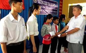 Trao học bổng Nguyễn Thái Bình cho học sinh nghèo
