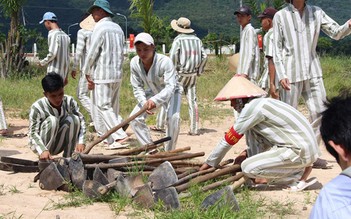 Tranh luận chuyện phạm nhân lao động ngoài trại giam