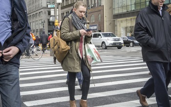New York muốn cấm dùng điện thoại khi đi bộ