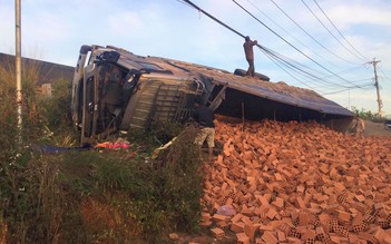 Xe tải chở gạch lật trên đèo Phú Hiệp, người dân phá cửa cứu tài xế