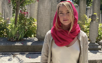 Amber Heard bị chỉ trích vì mặc áo mỏng đến nhà thờ Hồi giáo