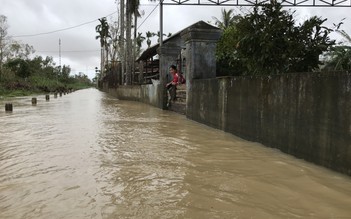 Lũ lên nhanh, hàng ngàn hộ dân không kịp trở tay