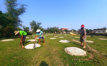 Cả làng chăm sóc hàng ngàn ngôi mộ vô chủ