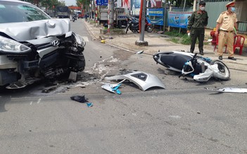 Bình Dương: Xe máy va chạm trực diện ô tô 4 chỗ, 2 người đàn ông bị thương