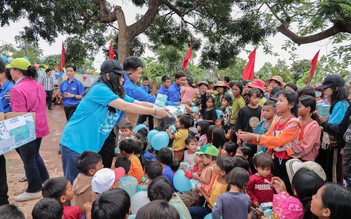 'Địu nước' về làng xa