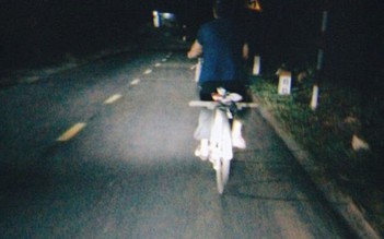 Nữ sinh lớp 11 soi đèn đường cho cụ bà đạp xe giữa trời tối