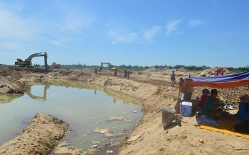 Lo ngại sạt lở, người dân tiếp tục ngăn khai thác cát trên sông Trà Khúc ​