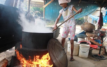 Dầm mình rực lửa hồng theo con hến giữa nắng nóng miền Trung