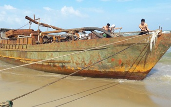 'Tàu ma' trôi dạt ở Quảng Nam, có 'mẩu giấy nhỏ ghi chữ Trung Quốc'