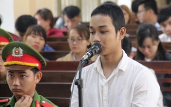 Bị nhắc nhở vì hát karaoke quá to, chồng tưới xăng đốt vợ