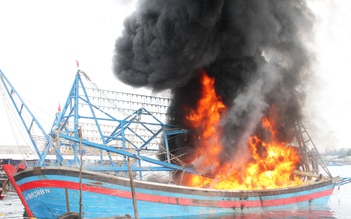 Cháy tàu cá tại cảng Kỳ Hà, thiệt hại hơn 10 tỉ đồng