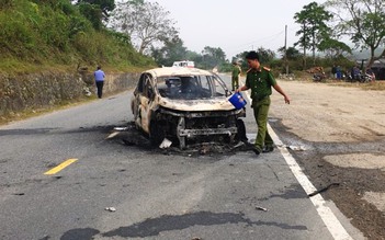 Quảng Nam: Sau tiếng nổ lớn, xe 7 chỗ bốc cháy dữ dội, 2 người tử vong