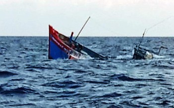 Tàu hàng đâm chìm tàu câu mực khiến 6 ngư dân rơi xuống biển rồi bỏ đi
