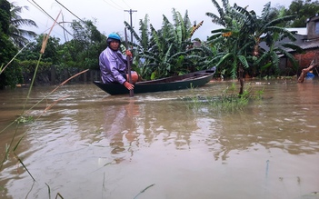 Quảng Nam: Lốc xoáy đánh chìm tàu đang neo đậu, hai cha con mất tích