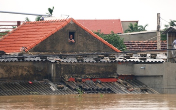 Quảng Bình: Người dân vùng lũ lên nóc nhà 'hét' xin cứu trợ mì tôm, nước uống