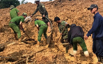 Quảng Nam lại bị chia cắt nhiều nơi vì sạt lở