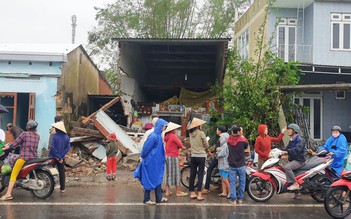 Quảng Nam: Xe container tông liên tiếp 7 nhà dân trên Quốc lộ 1A