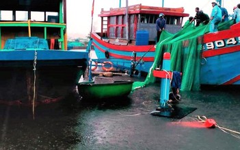 Quảng Nam: Hai tàu cá neo đậu bị sóng đánh chìm, thiệt hại hàng trăm triệu đồng