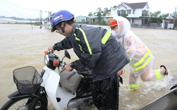 Quảng Nam: Nước ngập qua QL1, hàng trăm phương tiện di chuyển khó khăn