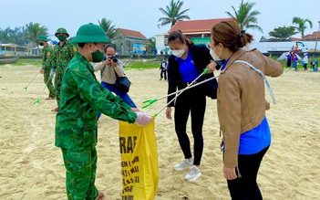 Các bạn trẻ ra quân làm sạch môi trường biển, tặng thùng rác cho các hộ dân