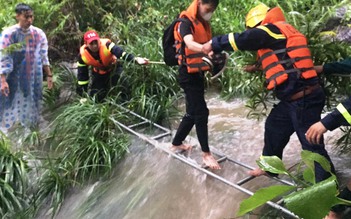 Quảng Nam: Giải cứu nhóm học sinh bị mắc kẹt trên núi do mưa lớn
