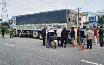 Quảng Nam: Xe máy tông vào xe tải đỗ ven đường, 1 người tử vong
