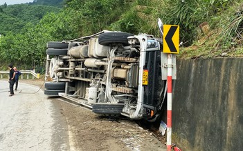 Quảng Nam: Lật xe trên đường Hồ Chí Minh, 3 người tử vong