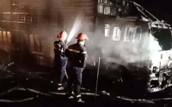 Quảng Bình: Xe tải chở gỗ tràm bất ngờ bốc cháy trơ khung trong đêm