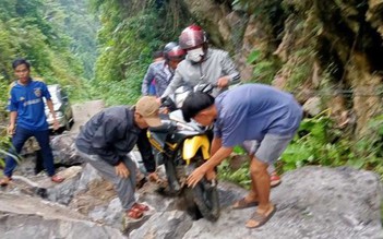 Quảng Bình: Sạt lở núi đá vôi, cô lập 3 bản vùng cao với 200 hộ dân