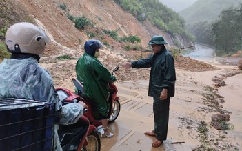 Quảng Bình: Lực lượng biên phòng sơ tán dân ở bản vùng cao, tránh sạt lở