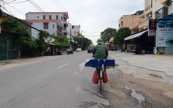 Cựu chiến binh một chân đạp xe bán kẹo kéo hơn 30 năm