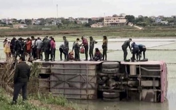 Bắc Giang: Xe khách lao xuống ruộng, 40 công nhân thoát nạn