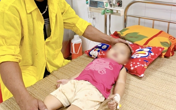 Bắc Giang: Mắc kẹt trong ô tô, chị ngất lịm, em gái gần 2 tuổi ngừng thở